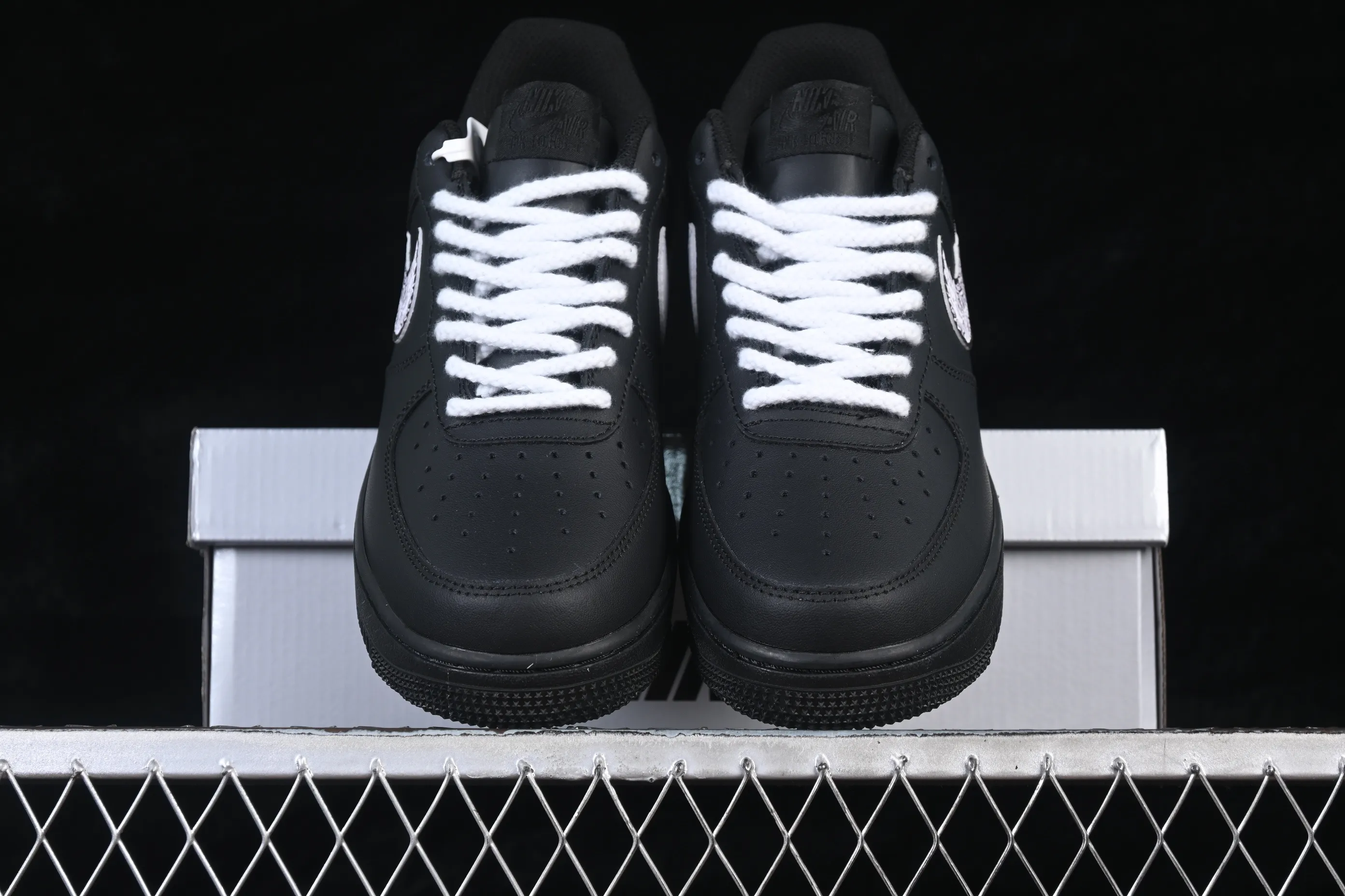 All categories Nk Air Force 1 Air Force series Nk Air Force 1 Low Air Force low top Nike Air Force 1'07 Low Two-dimensional theme Black pattern hook Air Force 1 low-top casual sneakers ZH0316-123